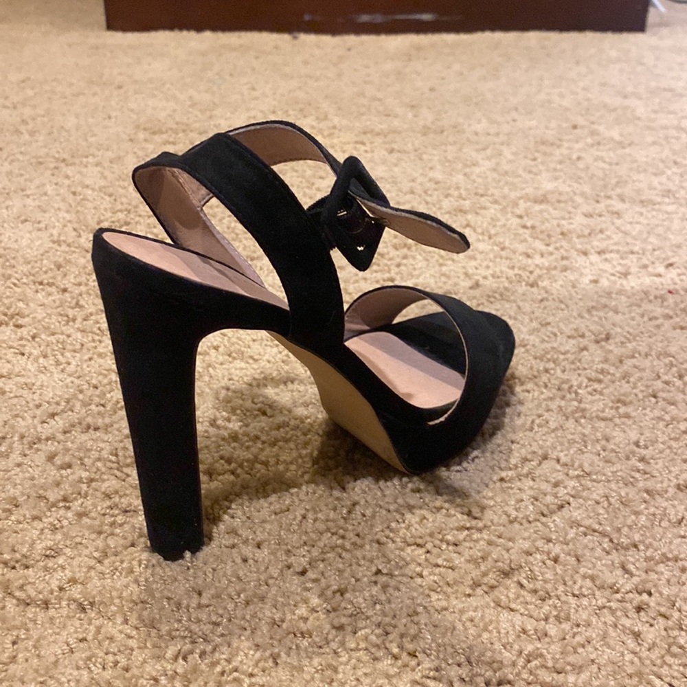 black heels - Picture 2 of 2